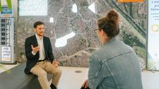 Wien Energie-Experte im Gespräch mit einer Mitarbeiterin der Gebietsbetreuung Stadterneuerung. Beide sitzen sich gegenüber.