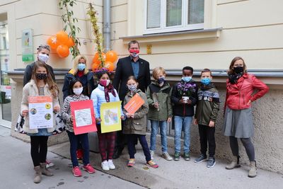 BV, GB* und Kinder vor dem Pflanztrog