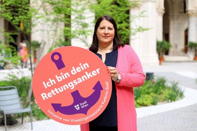 Vizebürgermeisterin und Frauenstadträtin Kathrin Gaál hält ein Schild mit dem Rettaungsanker-Symbol