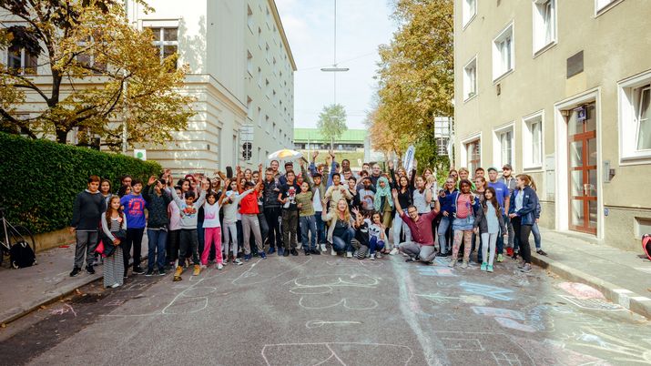 SchülerInnen und Lehrpersonal vor der WMS Kauergasse