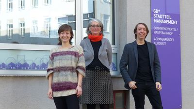 STM Team Anna Karner, Michaela Glanzer und Thomas Leimer vorm GB*Stadtteilmanagement
