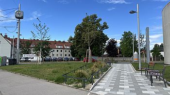Grasfläche mit Weg und Sitzmöglichkeiten, Beet mit Gräsern