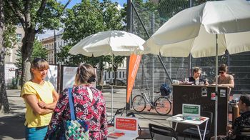 Besucherinnen beim Stadtteilcafé in Penzing 