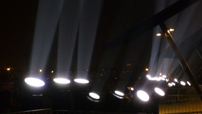 Scheinwerfer bei Nacht Scheinwerfer leuchten in der Dunkelheit nach oben