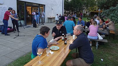 Nachbar*innen in der Floridusgasse feiern 10 Jahre Siedlung.