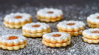 Weihnachtskekse mit Pudezucker