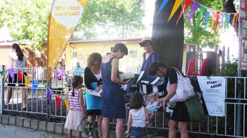 Lesebegeisterte erkunden den Inhalt der Büchertasche am Johann-Nepomuk-Vogl-Markt.