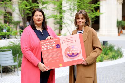 Vizebürgermeisterin und Frauenstadträtin Kathrin Gaál und Bianca Schönberger, Geschäftsführerin von ZARA Training gemeinnützige GmbH laden ein, sich für die „Rettungsanker“-Workshops anzumelden. Vizebürgermeisterin und Frauenstadträtin Kathrin Gaál und Bianca Schönberger, Geschäftsführerin von ZARA Training gemeinnützige GmbH halten ein Schild zu den „Rettungsanker“-Workshops.