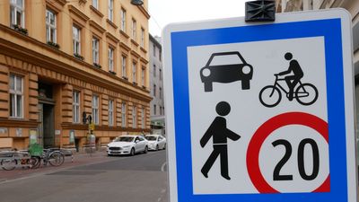 Temporäre Begegnungszone Kalvarienberggasse Verkehrsschild "Begegnungszone", dahinter die Kalvarienberggasse