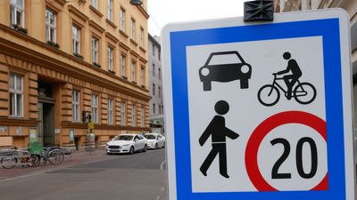 Verkehrsschild "Begegnungszone", dahinter die Kalvarienberggasse