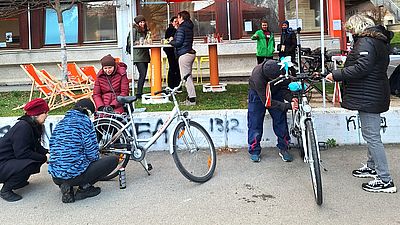 Mehrere Menschen reparieren Fahrräder