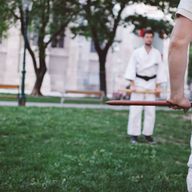 2 Männer in weißen Kampfsportgewand auf einer Wiese