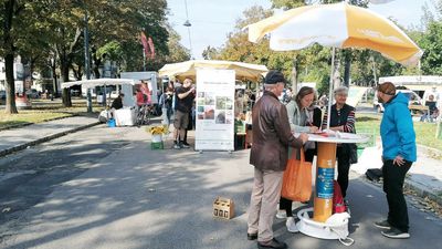 Beteiligung Kunschak-Platz Menschen reden an einem Stehtisch