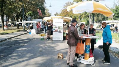 Menschen reden an einem Stehtisch