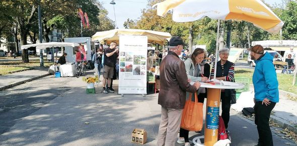 Menschen reden an einem Stehtisch