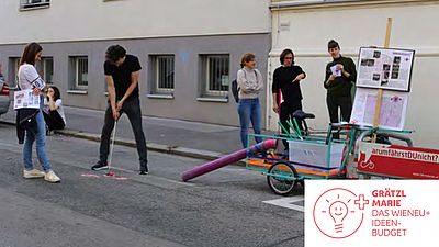 5 Personen spielen Minigolf auf einer Wohnstraße.