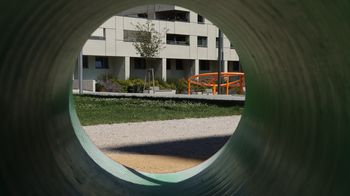 Spielplatz, der aus Rutsche heraus fotografiert wurde