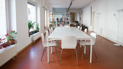 Innenansicht des Stadtteilbüros Haberlgasse mit großem Tisch und Sesseln.