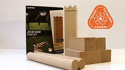 Das Spiel Wikingerschach, mehrere Holzklötze und eine Verpackung sind zu sehen.