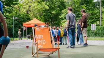 Liegestuhl mit Kindern im Hintergrund