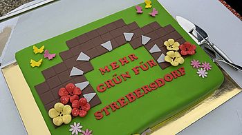 Kuchen mit Aufschrift "Mehr Grün für Strebersdorf"
