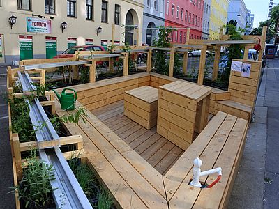 Kreta Parklet Stadtmöbel aus Holz auf einer ehemaligen Parkplatzfläche