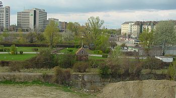 Bild der Aspanggründe im April 2012, Blick Richtung Gürtel, hier steht mittlerweile die Schule. Das Häuschen in der Mitte war das ehemalige Wärterhäuschen der TU inmitten Grüner Gstettn auf dem Weg in die Rella-Halle.