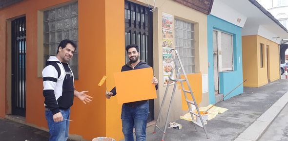 Neue Inhaber bemalen ihren Stand am Schlingermarkt