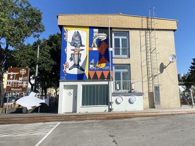 Gebäude mit Street Art