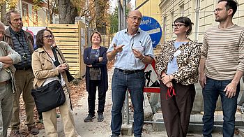 Der Hauseigentümer Winfried Braumann erzählt den Anwesenden von den Herausforderungen beim Umbau und der Sanierung.
