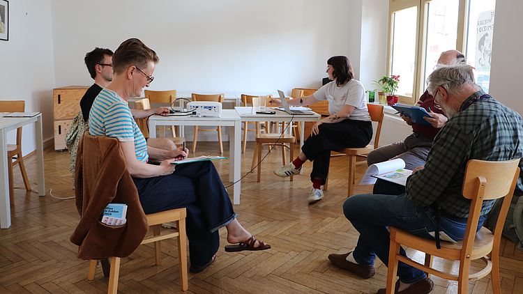 Die Mitglieder des Grätzlrats beraten in der Runde über die Gewinner*innen-Projekte.