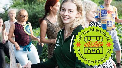 Menschen tanzen, Frau blickt lächelnd in Kamera