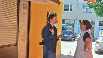 Therese Jakoubek plaudert mit Brana vom Wild und Geflügel Marktstand.