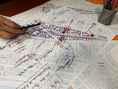 Jemand zeichnet Kommentare und Hinweise auf einer Karte des Nordwestbahnhofs ein.