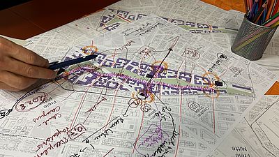 Jemand zeichnet Kommentare und Hinweise auf einer Karte des Nordwestbahnhofs ein.