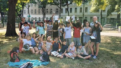 Klimafest Eine Gruppe Kinder auf einer Wiese unter einem Baum