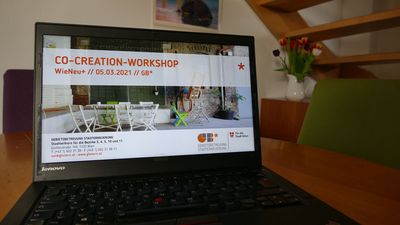 CoCreation Workshop Laptop mit Präsentation