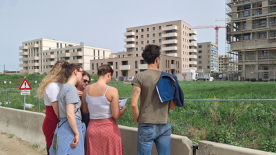 Einige Personen betrachten Neubauten