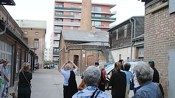 Einige Menschen gehen durch Atzgersdorf und machen Fotos