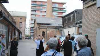 Einige Menschen gehen durch Atzgersdorf und machen Fotos