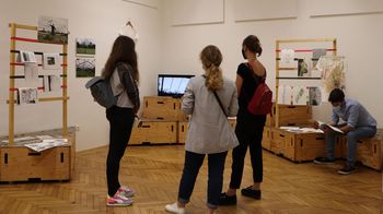 Drei Frauen betrachten die Ausstellung
