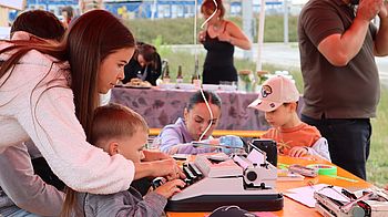 Mütter und Kinder bei einer Kreativ-Station