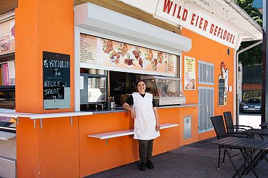 Brana steht vor ihrem Marktstand "Wild und Geflügel" am Schlingermarkt.