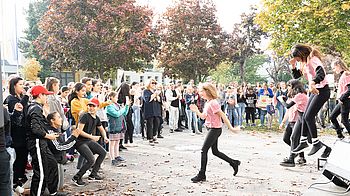 Bildungsfest Franklinstraße Kinder bei einem Outdoor-Fest