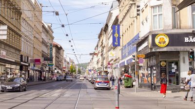 Blick entlang der Thaliastraße, gesäumt von Gründerzeithäusern in hellen Farben