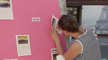 Eine Frau schreibt etwas auf einen Zettel