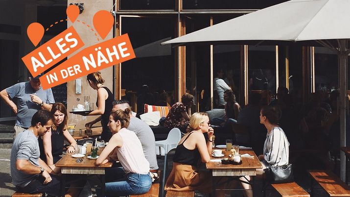 Alles in der Nähe ein Gastgarten eines Restaurants indem einige Leute sitzen und Essen