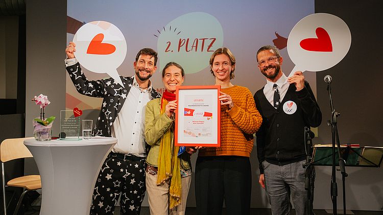 Die Gewinnerinnen mit Bezirksvorsteher Markus Rumelhart und GB*-Projektleiter Markus Steinbichler