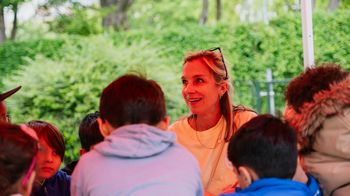 Kinder im Austausch mit GB-Mitarbeiterin Bea