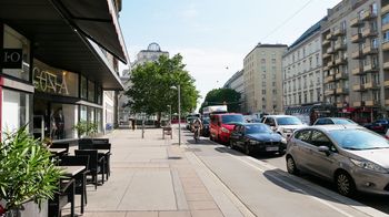 Blick entlang einer Straße mit einem Radfahrer